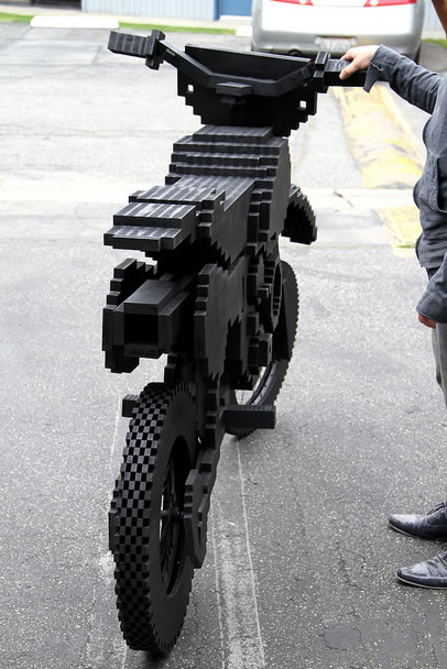 Pixelated-8-Bit-Motorcycle-Helmet-by-Justin-Harder-Harder-Studio-5 (406x608, 65 Kb)