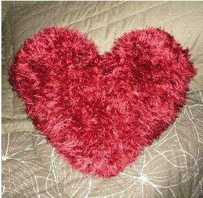Вязаная подушка-сердце