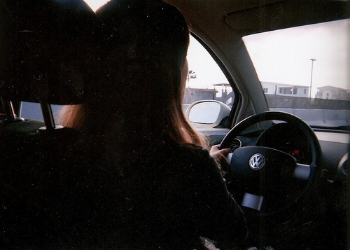Девушка в машине за рулем без лица на аву