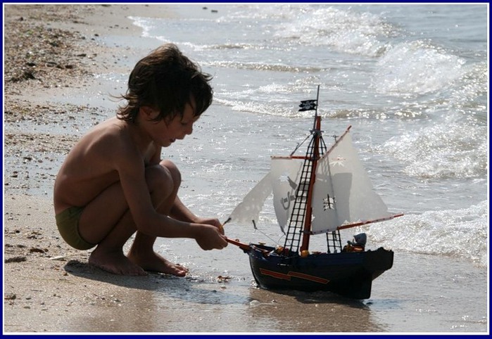 Пустил пароход что есть духу. Мальчик с корабликом. Мальчик на море. Корабль для детей. Маленький мальчик с корабликом.