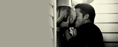 Парень целует девушку гифка. Страстный поцелуй с блондинкой. Грубый поцелуй. Гифки поцелуй. Страстный поцелуй у стены.