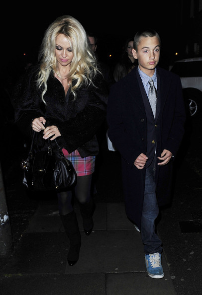 Pamela Anderson son Brandon leave New Wimbledon MfDX_A7KyU1l (406x594, 48Kb)