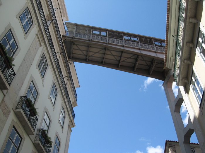 Балконы между домами. Мост между домами. Переходная галерея между зданиями. Балкон между двумя домами.