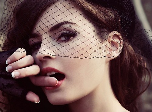 3587918_beauty,face,girl,biting,finger,classic,fashion-09fcdd06a26e2d24fa3ae791e57b7941_h_large (500x369, 51Kb)