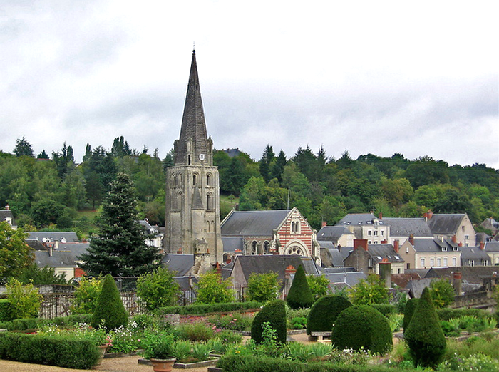 Langeais, church from the chateau gardens  Flickr - Photo Sharing! (700x522, 707Kb)