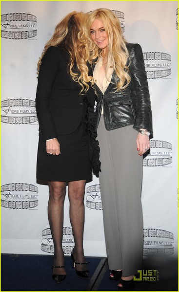 lindsay-lohan-gotti-three-generations-press-conference-03 (367x600, 54Kb)