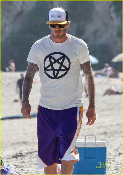 david-beckham-malibu-beach-with-romeo-cruz-01 (424x600, 61Kb)