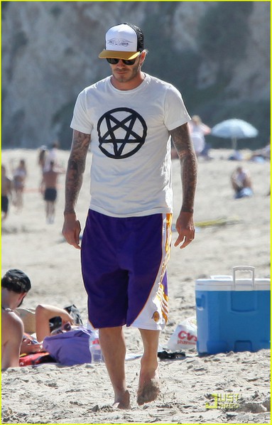 david-beckham-malibu-beach-with-romeo-cruz-04 (383x600, 66Kb)