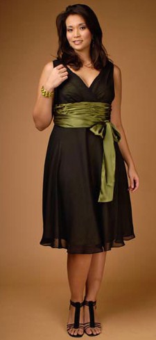 10041987-maggy-london-plus-size-holiday-dress-modeled-by-maggie-brown (225x489, 26Kb)