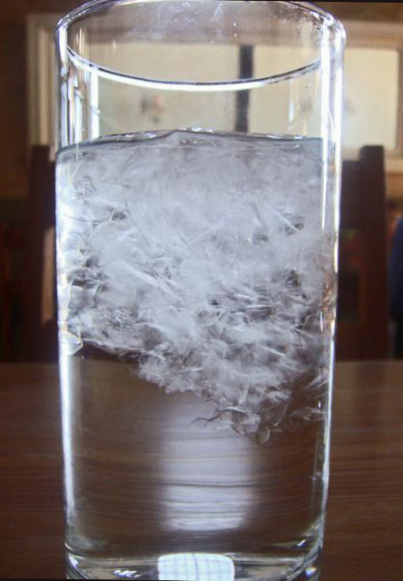 Лед в соленой воде. Замороженная вода. Замерзшая вода в стакане. Заморозкой воды в стакане. Опыт заморозка воды.