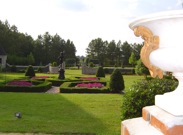 Formal_Gardens.jpg ( JPEG, 2048x1536 ) -  (36%) (700x517, 696Kb)