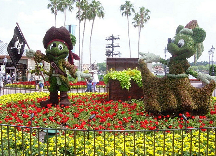 Pirate Mickey and Princess Minnie Topiaries  Flickr - Photo Sharing! (700x505, 872Kb)