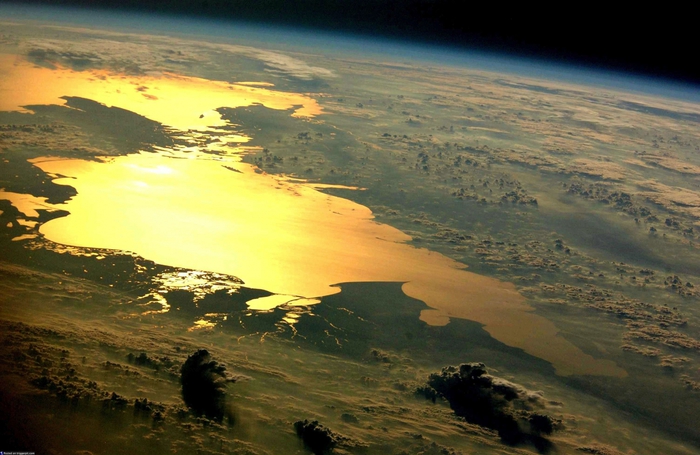     .              (371 000 2)  : NASA / ESA/4316166_Zakat_nad_Kaspiiskim_morem_ (700x455, 249Kb)