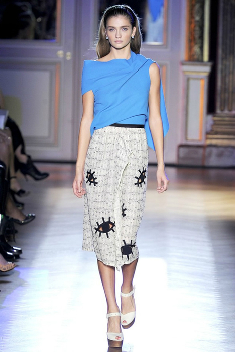 1326962045_beauty_in_simplicity_spring_summer_2012_by_roland_mouret_13 (466x700, 278Kb)