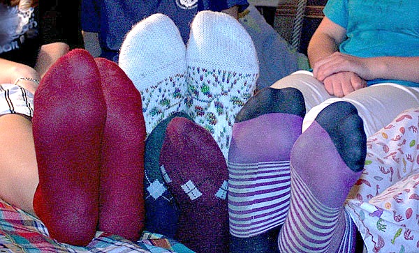 Потные носочки. Вонючие носочки женские. Потные женские носки. Грязные женские носки.