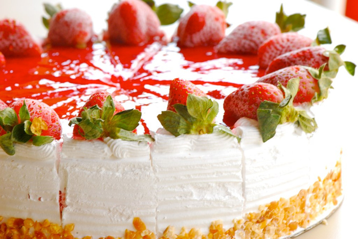 4278666_4841300938_50c1cd9c24_Strawberry_Ice_cream_Cake_at_dessert_corner____L (700x468, 176Kb)