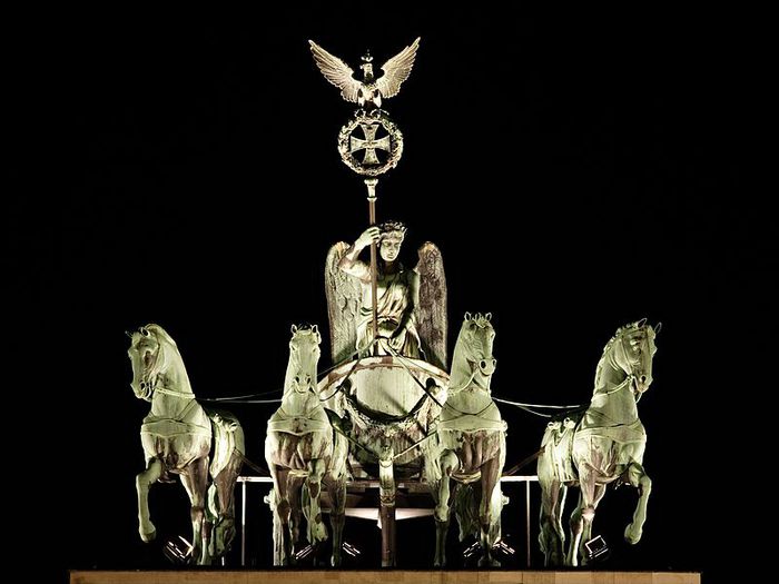 800px-Brandenburg_Gate_Quadriga_at_Night (700x525, 47Kb)