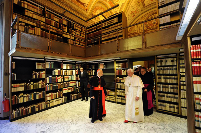   XVI     /4711681_Benedikt_XVI_posetil_Apostolskyu_biblioteky_v_Vatikane (694x462, 385Kb)