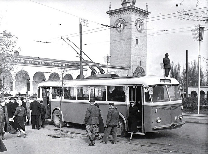 Симферополь. Судя по монументу Сталину это до 1953 годаge (700x519, 305Kb)
