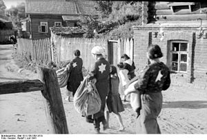 300px-Bundesarchiv_Bild_101I-138-1091-07A,_Russland,_Mogilew,_Juden_auf_Dorfstraße (300x203, 44Kb)