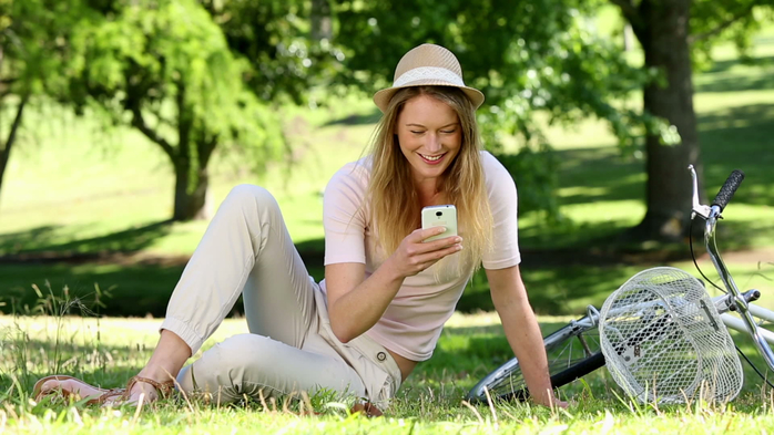 stock-footage-pretty-girl-using-smartphone-beside-her-bike-in-the-park-on-a-sunny-day (700x393, 322Kb)