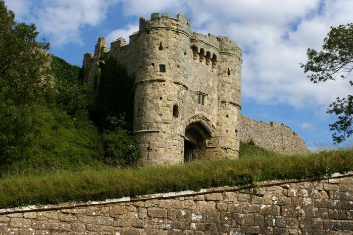 Carisbrooke_Castle_gate_2 (700x466, 100Kb)