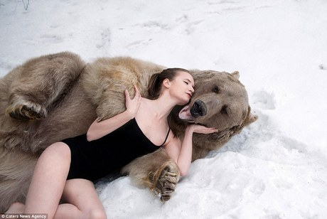 фотосессия  в обнимку с медведем 2 (460x308, 89Kb)