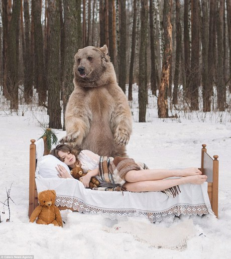 фотосессия  в обнимку с медведем 7 (460x516, 202Kb)