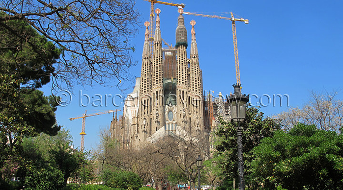 La Sagrada Familia ?(700x388, 444Kb)