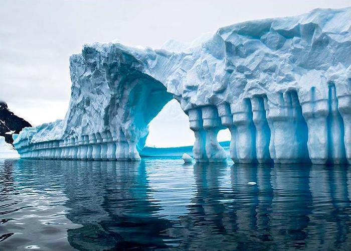 Kolizej-ajsbergov-Pleneau-Bay-Antarktika_1 (700x500, 64Kb)