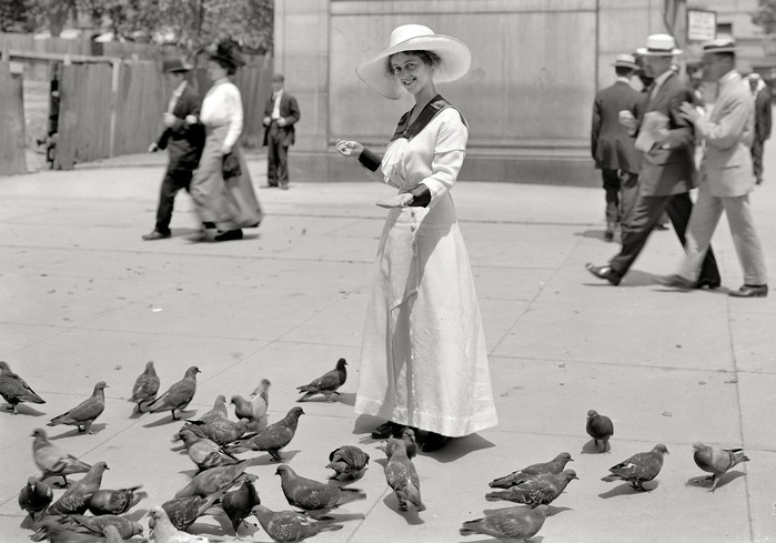 1915 Boston Feeding the Pigeons (700x489, 82Kb)