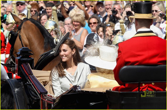 kate-middleton-prince-william-garter-service-02 (700x464, 104Kb)