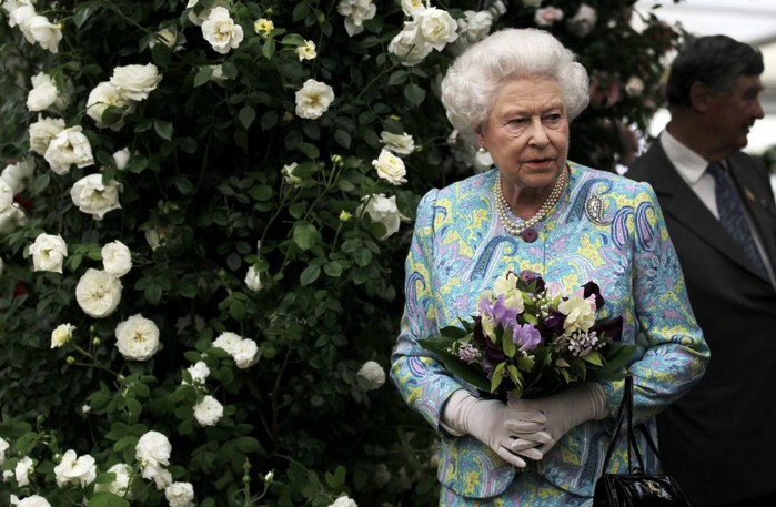 97164-queen-elizabeth-at-the-flower-show (700x457, 99Kb)