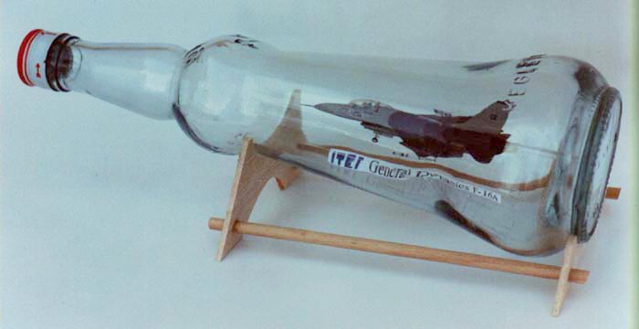 Стеклянная бутылка в самолет. Корабль в бутылке. Бутылка в виде самолета. Модель самолета в бутылке. Самолет в бутылке сувенир.