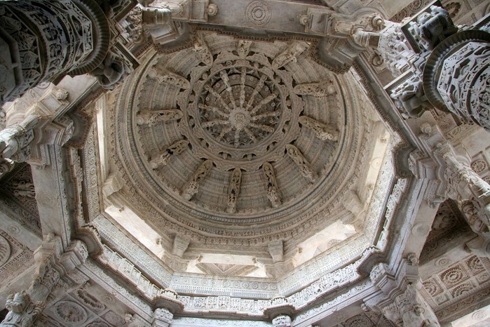Ranakpur Temples are all carved marble (700x466, 147Kb)