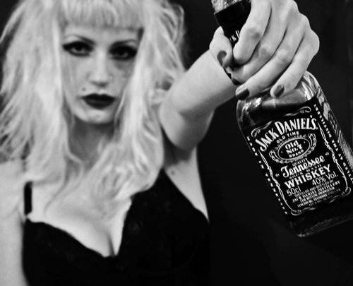beauty-black-and-white-blonde-drink-girl-jack-daniels-Favim.com-76166 (500x405, 49Kb)