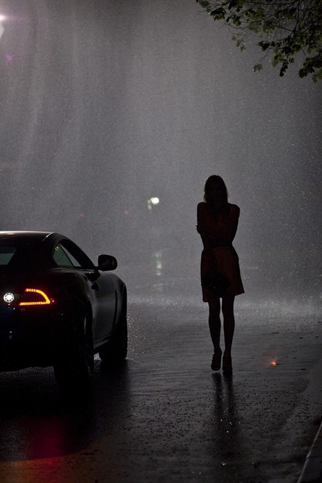 Женщина плачет под дождем