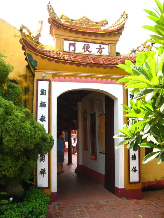 Hanoi Tran Quoc Pagoda at West Lake  (525x700, 183Kb)