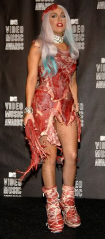 Платье из мяса Леди Гага