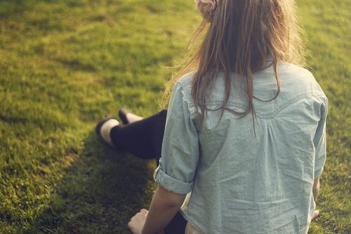 alone-blue-denim-girl-grass-green-Favim.com-85532_large (500x333, 66Kb)