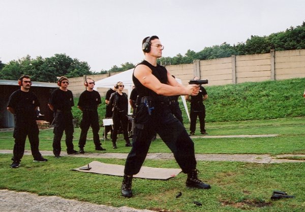 3418201_Dr__Alexandr_Cach_with_gun__tx848_1 (600x417, 66Kb)