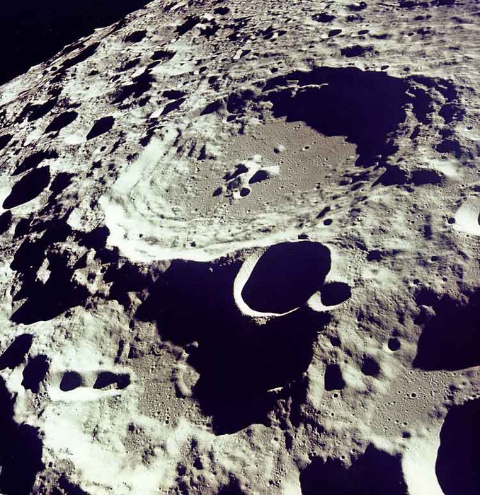4509309_Moon_Dedal_crater (678x700, 205Kb)