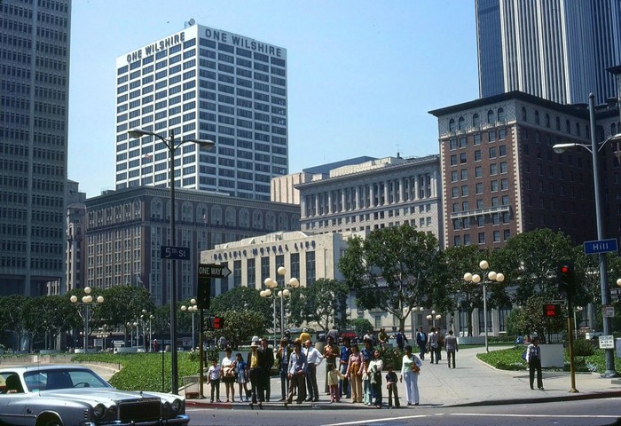 1970s-Looking-toward-Biltmore-Hotel-across-Pershing-Square-Los-Angeles (700x480, 125Kb)