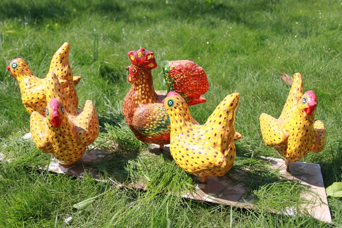 Курица из подручных материалов. Курочка из пластиковых бутылок. Курицы в саду. Петушок из подручных материалов.