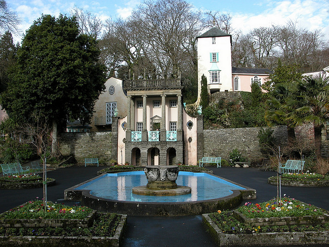 Portmeirion view - the main square  Flickr - Photo Sharing! (650x488, 827Kb)