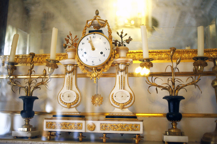 Гатчина магазин часы. Часы Гатчинского дворца. Выставки в Гатчинском Дворце. Гатчинский дворец сувенирная Лавка.