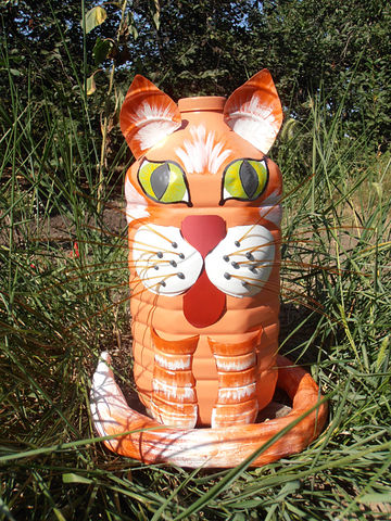 Как сделать кота из пластиковых бутылок для декора дачи (+ МК золотой рыбки, бабочек и сосисок)