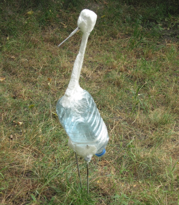 Уроки для новичков: делаем белоснежного аиста для сада из пластиковых бутылок