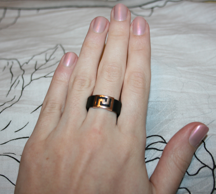 Черные полосы от золотого кольца. Каучуковое кольцо. Кольцо с черной вставкой. Обручальные кольца с каучуком. Каучуковые кольца с золотом на пальце.