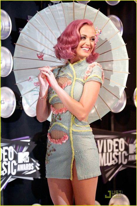 katy-perry-2011-mtv-vmas-01 (467x700, 96Kb)